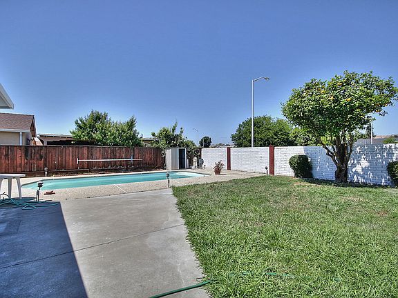 4th image of 34832 Warwick Ct
