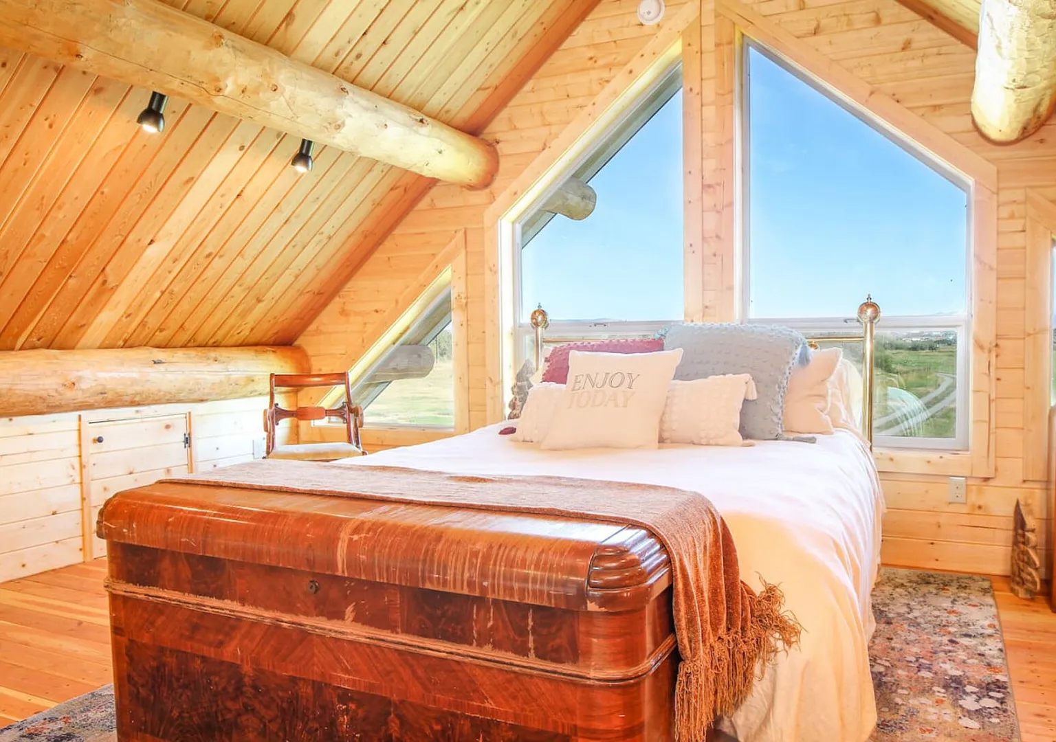 Hill Cabin Hideaway — Photo 1
