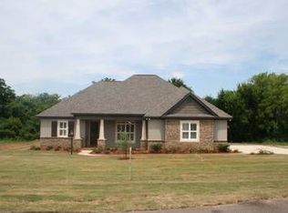201 Village Knl, Wetumpka, AL 36093
