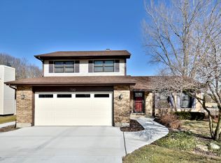 700 Holly Dr, Bartlett, IL