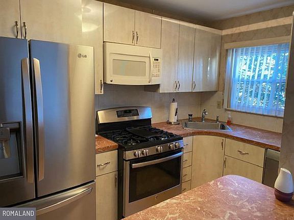 5th image of 1560 Stoney Ln #B