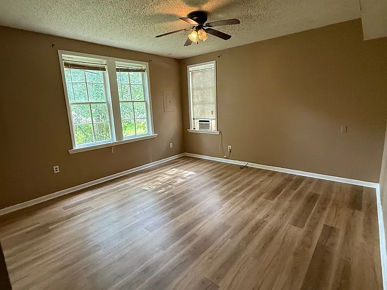 210 N Steele Ave #A — Photo 15