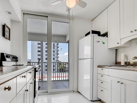 5th image of 1505 N Riverside Drive #503