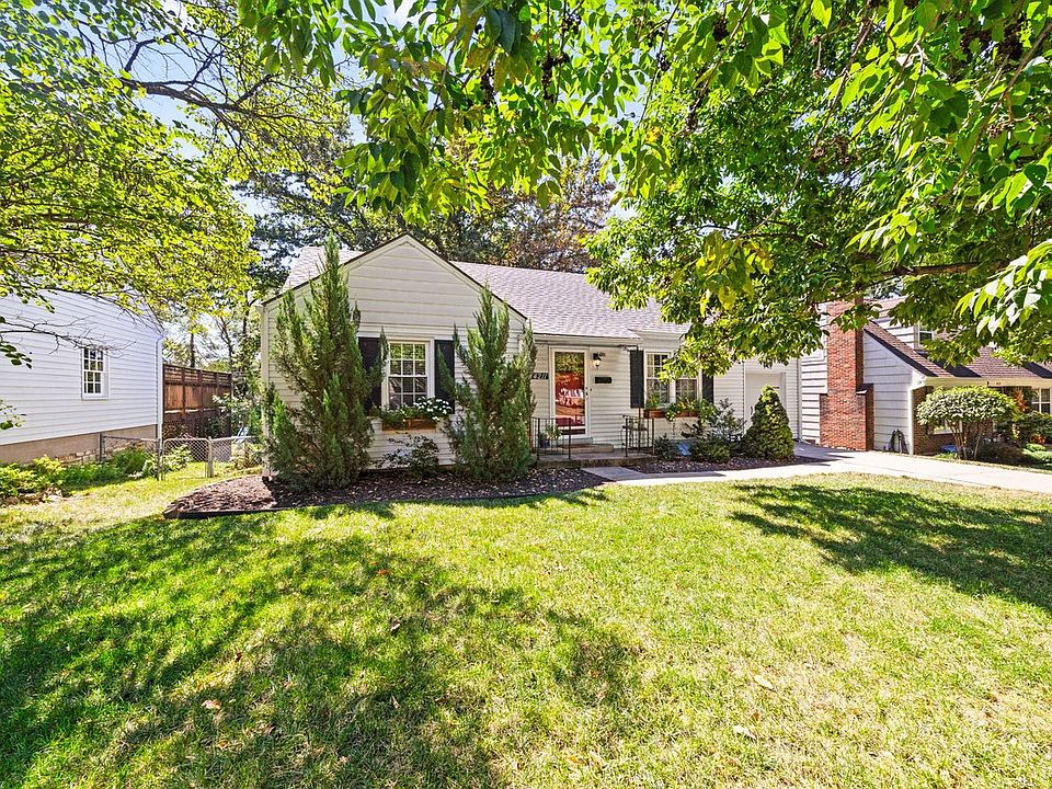 Beautiful front yard with sprinkler system.