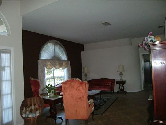5th image of 687 W Artesia St