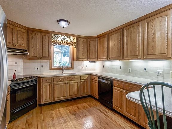 3rd image of 35 Kittredge Dr