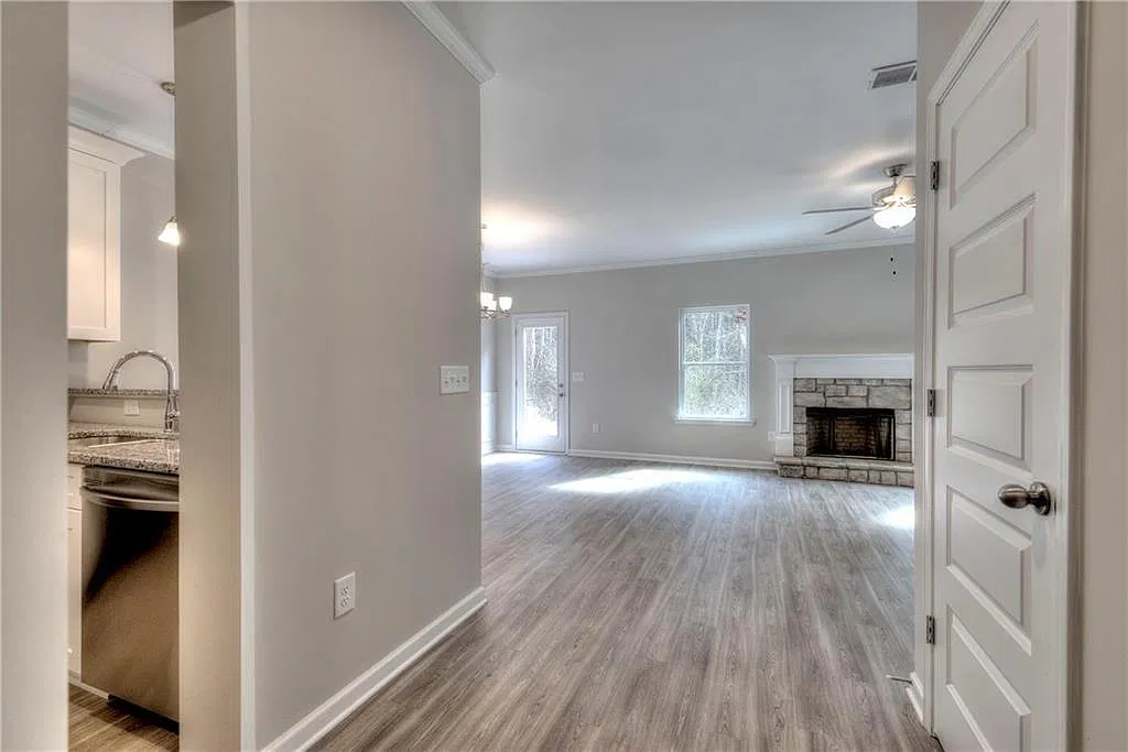 3 bed, 2.5 bath, 1655 sqft, $2,200 — Photo 4