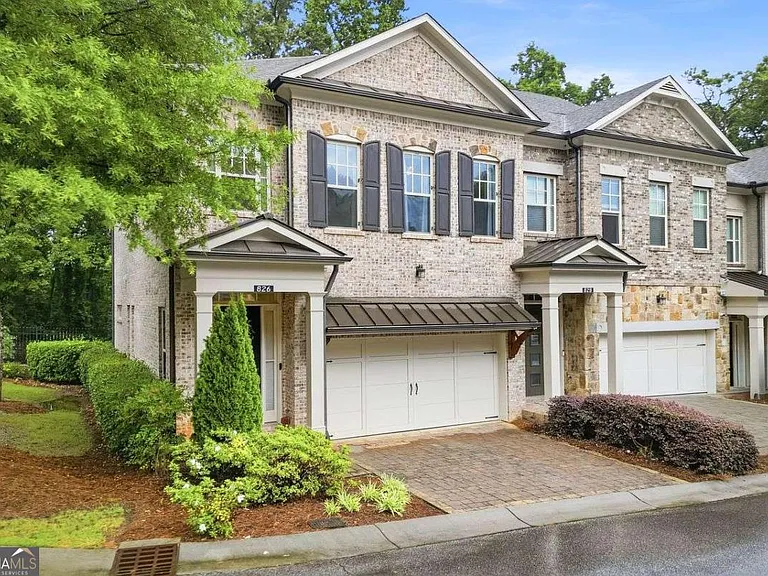 826 Canterbury Overlook — Photo 1
