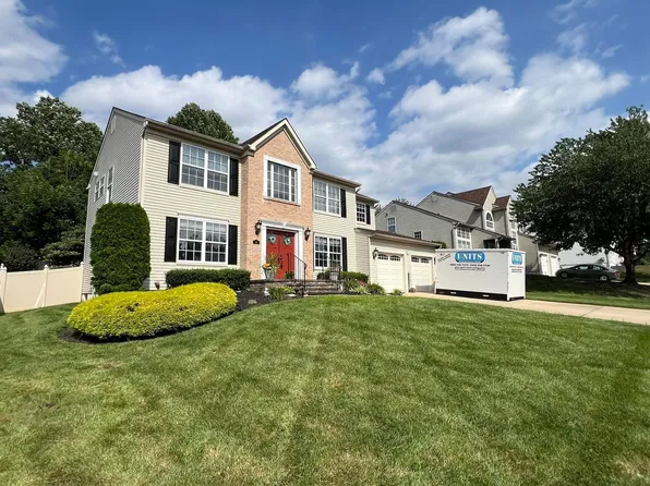 8 Autumn Ct, Blackwood, NJ 08012