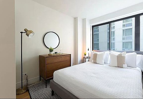 4th image of 230 E 44th St APT 4B