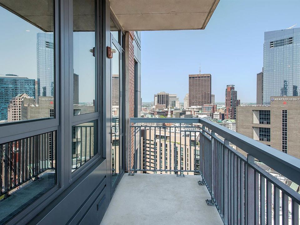 660-washington-apartments-balcony-1
