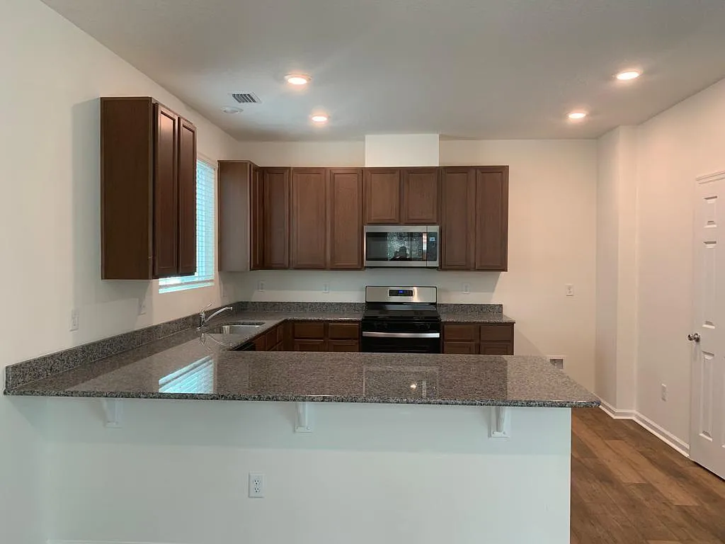 4 bed, 2387 sqft, $2,700 — Photo 3