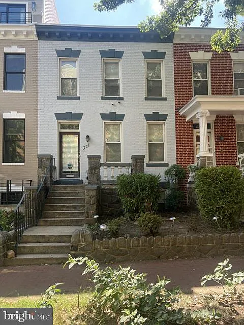 311 I St NE