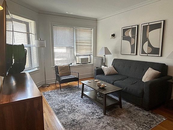 2nd image of 1915 W Larchmont Ave #3C
