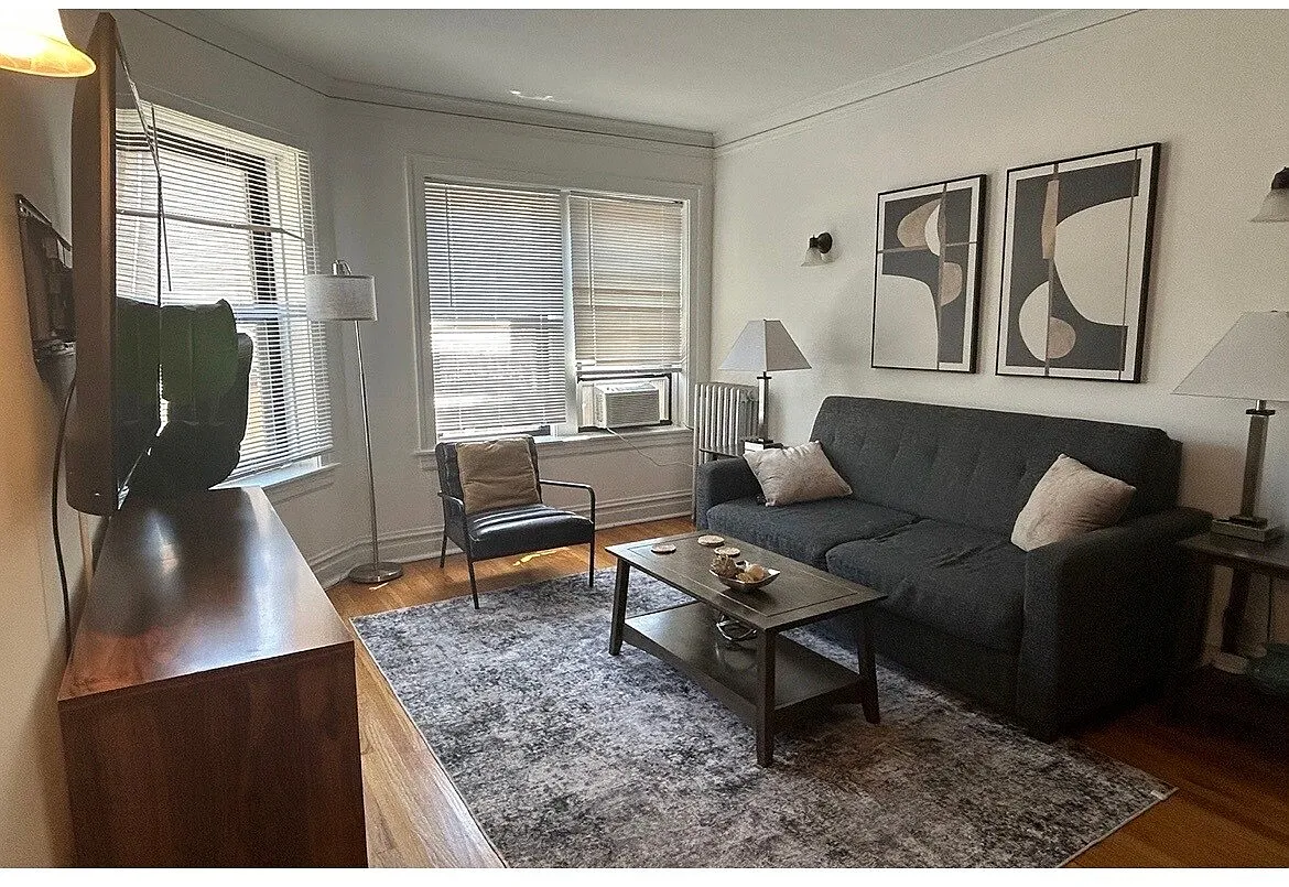 Building Photo - 1915 W Larchmont Ave #3C