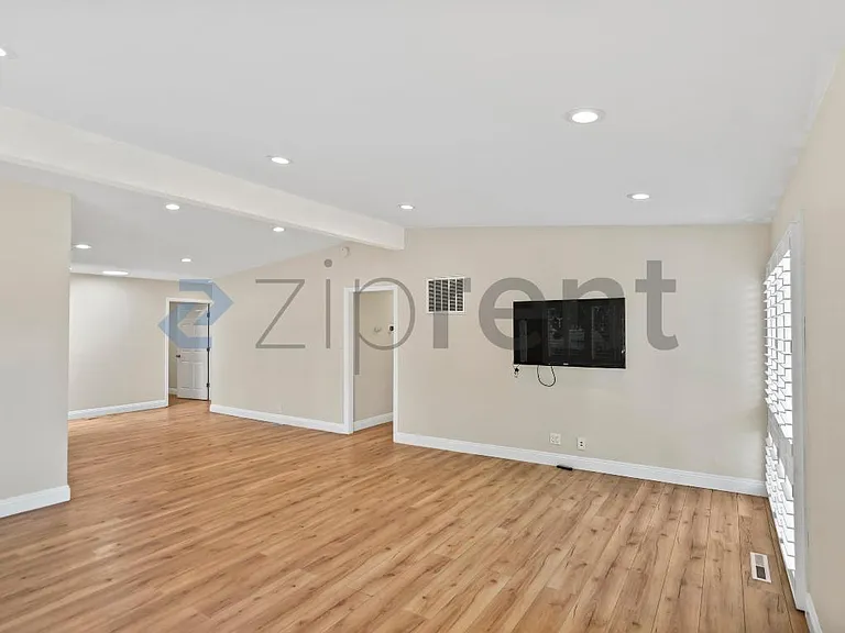 566 Beechmont Ln — Photo 4