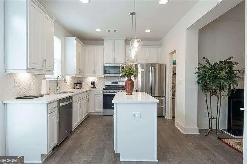 3 bed, 2.5 bath, 1774 sqft, $2,100 — Photo 3