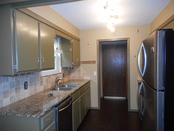 4th image of 304 S Abbey Ln