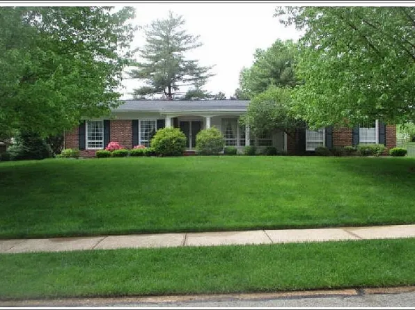 321 Country Club Dr, Ballwin, MO 63011