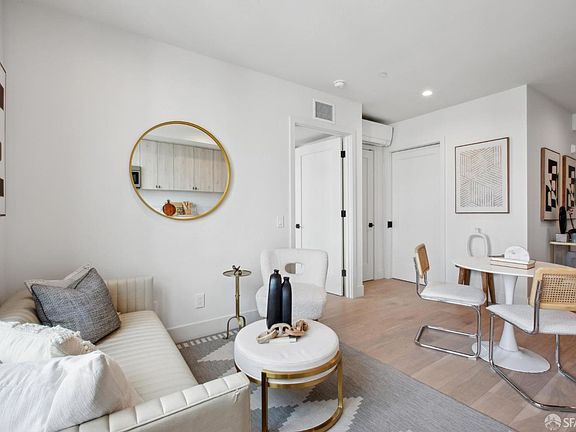 5th image of 986 S Van Ness Ave #502