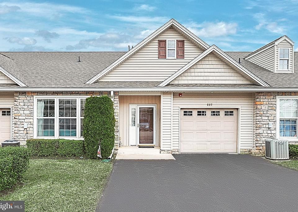 1st image of 607 Crestview Ln #607