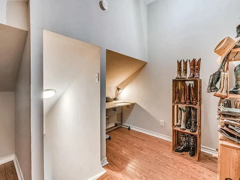 Extra room/ study/ office upstairs in bedroom 5