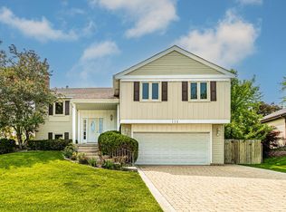 112 Lilac Ln, Buffalo Grove, IL