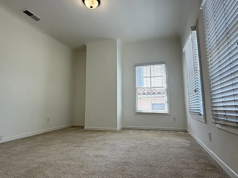 Lindbrook Manor Apartments — Photo 129