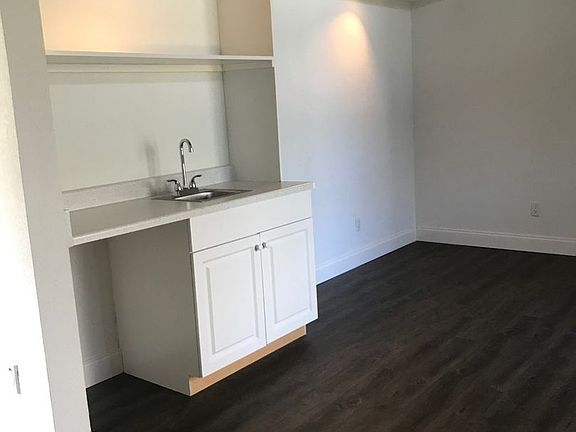 4th image of 3097 Camelot Dr