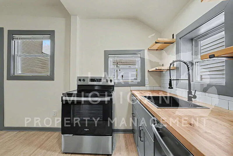 1 bed, 1.0 bath, $1,295 — Photo 3