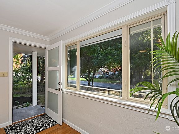 4th image of 1016 San Francisco Avenue NE