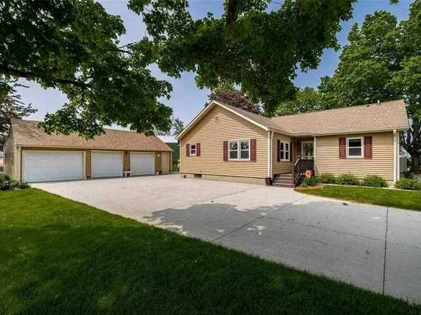 148 1st St, Alburnett, IA 52202