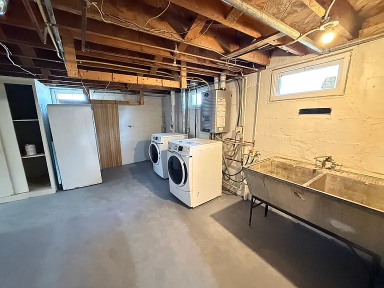 895 Russell St — Photo 14
