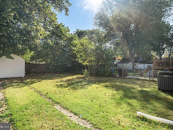 4th image of 213 Wilbur Ave