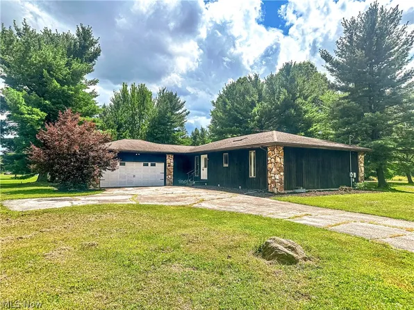 986 Bristol Champion Townline Rd NE, Bristolville, OH 44402