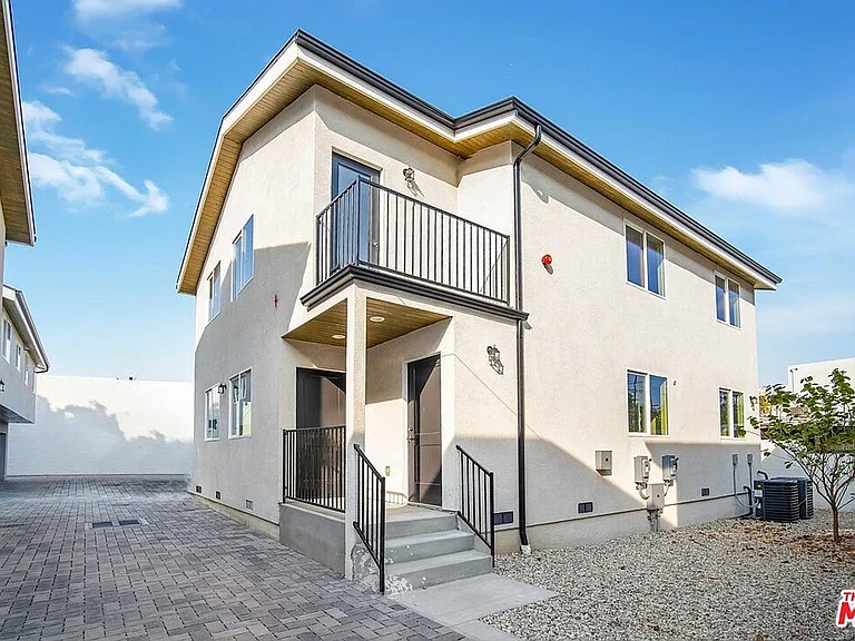 14703-14711 Saticoy St — Photo 25