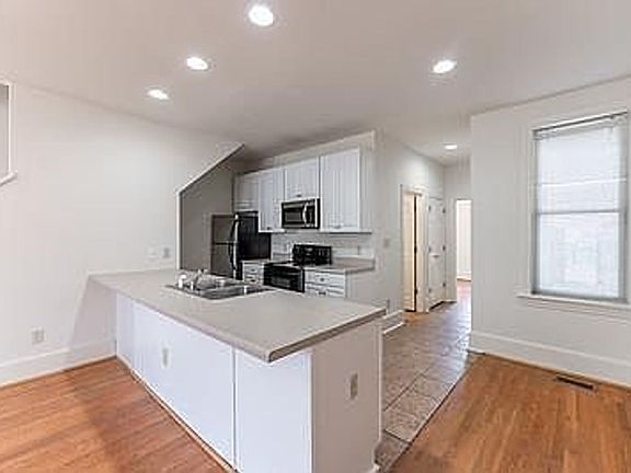 4th image of 1616 W Cary St