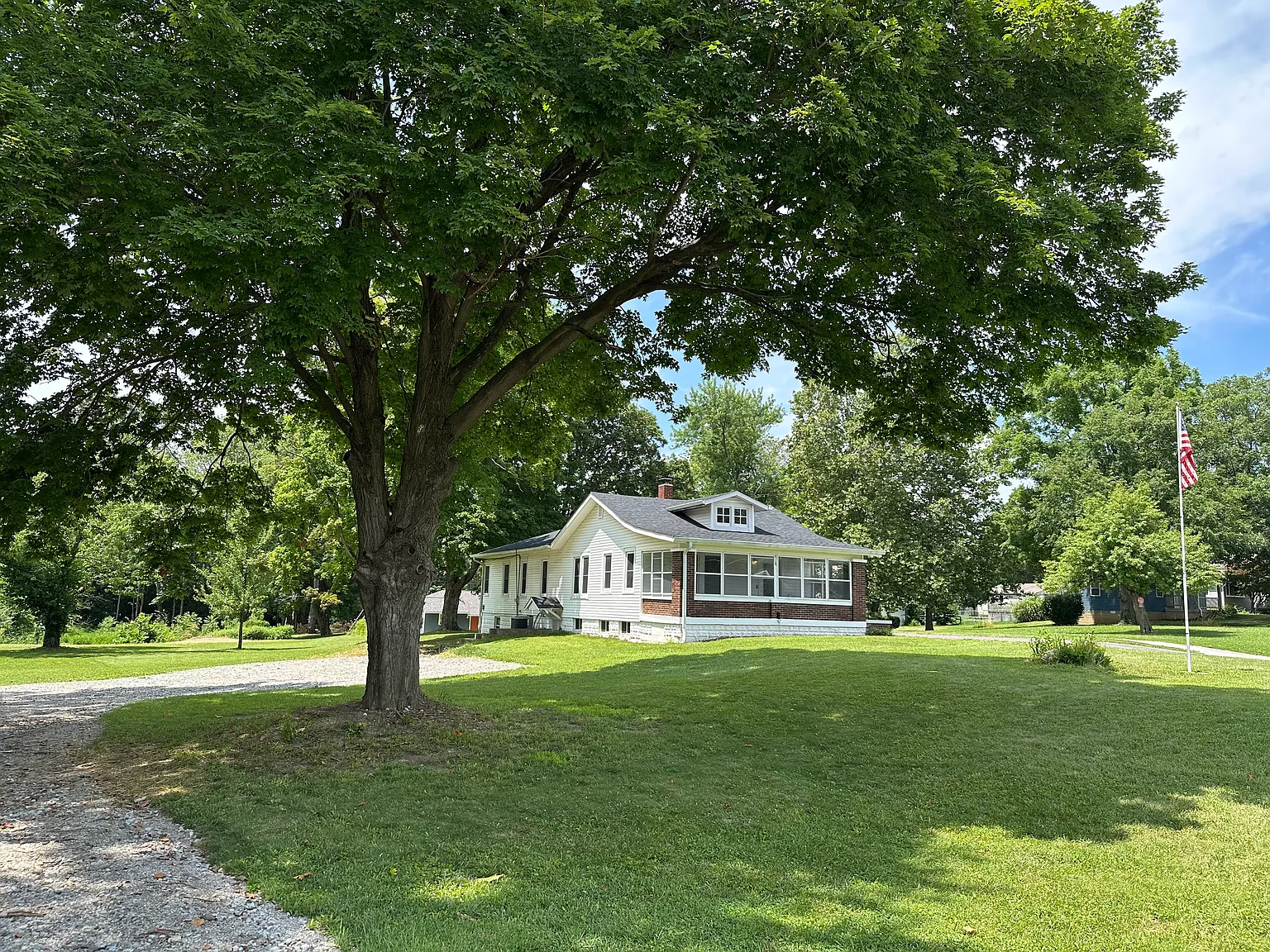 5 bed, 3000 sqft, $2,600 — Photo 2