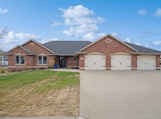 145 Angela Jean Cir, Peosta, IA 52068