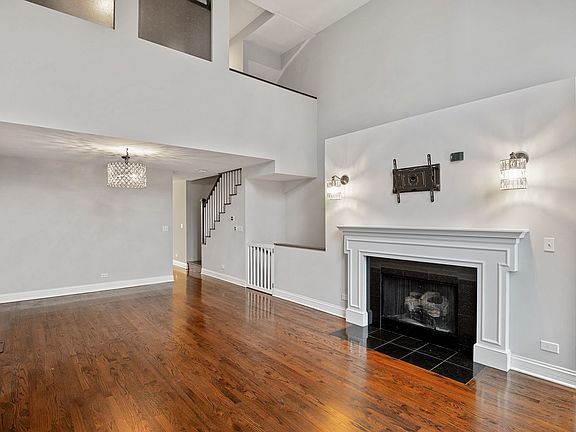 5th image of 2901 N Lakewood Ave