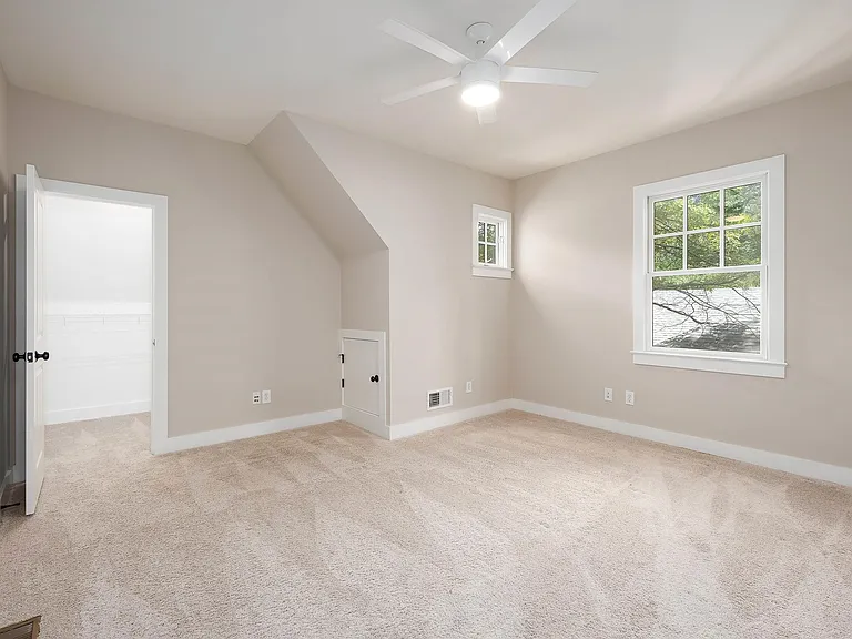 218 Hawthorn St — Photo 28
