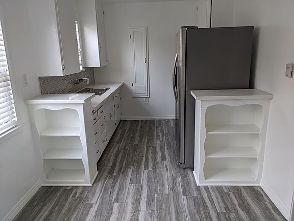 2nd image of 8606-8610 1/2 Beverlywood St #8610