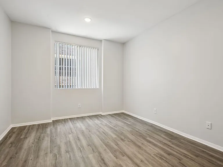 2245 Beverly Glen — Photo 40
