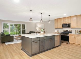 2040 Vagabond Ln N, Plymouth, MN 55447