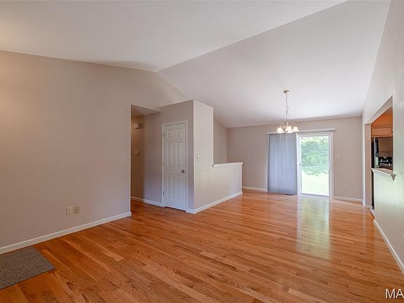 3rd image of 464 Fall River Lane St