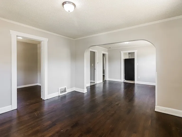 256624_019_living_room_13207793.jpg