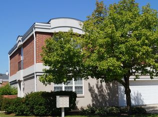 370 Town Place Cir, Buffalo Grove, IL 60089