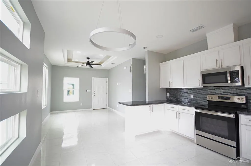 Building Photo - 1702 Angelina Dr #4