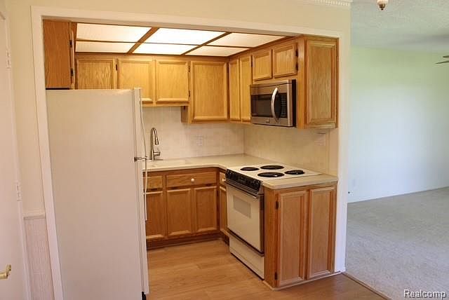 27094 Sandy Hill Ln #24, New Hudson, MI 48165