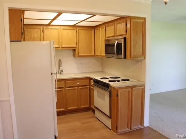 27094 Sandy Hill Ln #24, New Hudson, MI 48165